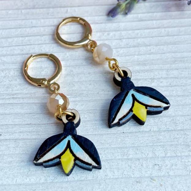 Træ Firefly Mini cirkel øreringe for engroshandel hos Daffodil