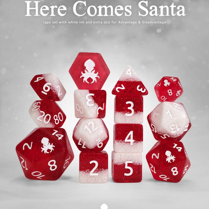Voici le set de dés 14 pièces "Here Comes Santa" encré en blanc pour la vente par Kraken Dice