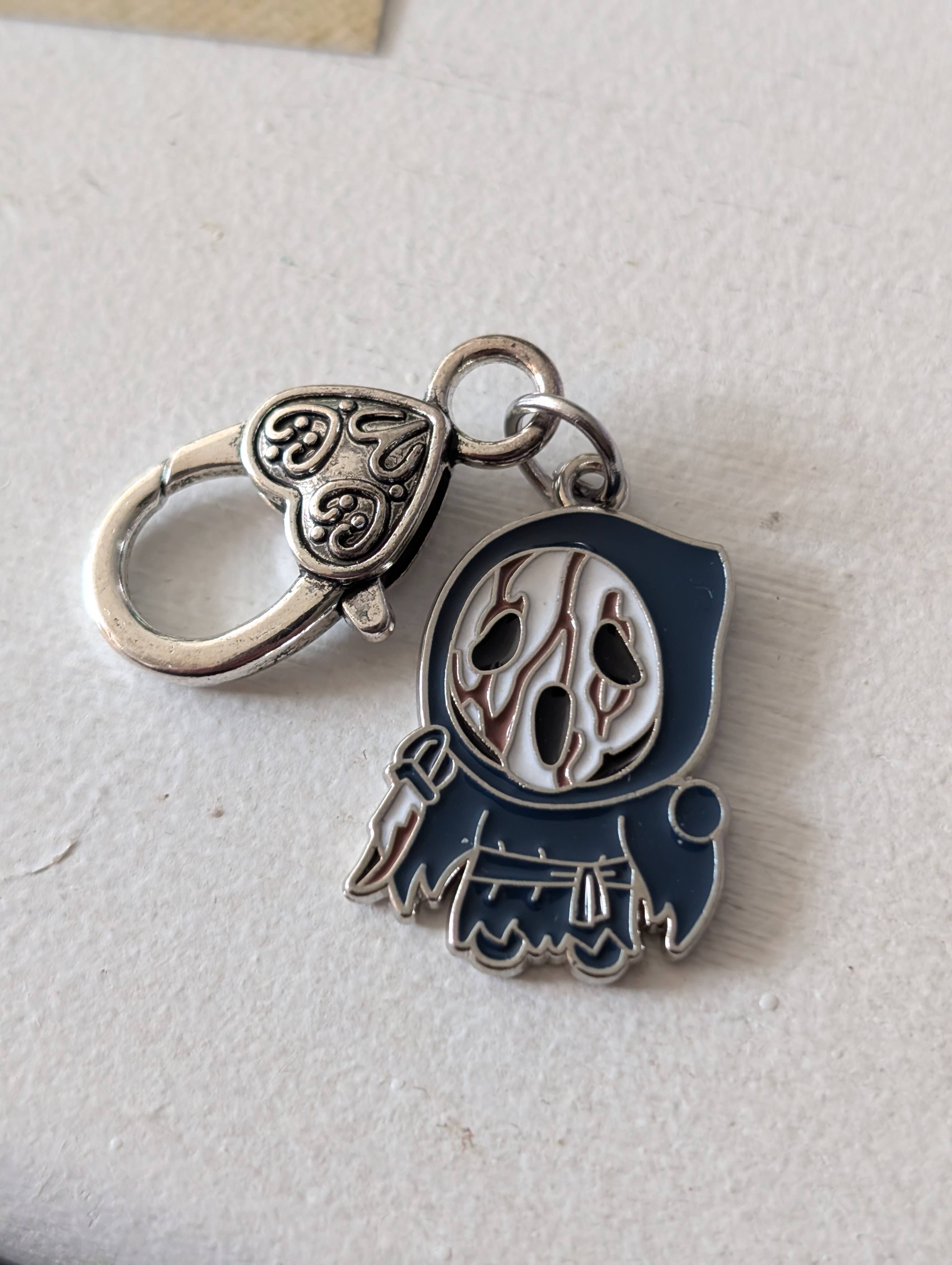 Con-Quest Crafts – wholesale Smycken – Smycken med skräckfilmskaraktärer: örhängen, halsband och dragkedjehängare24