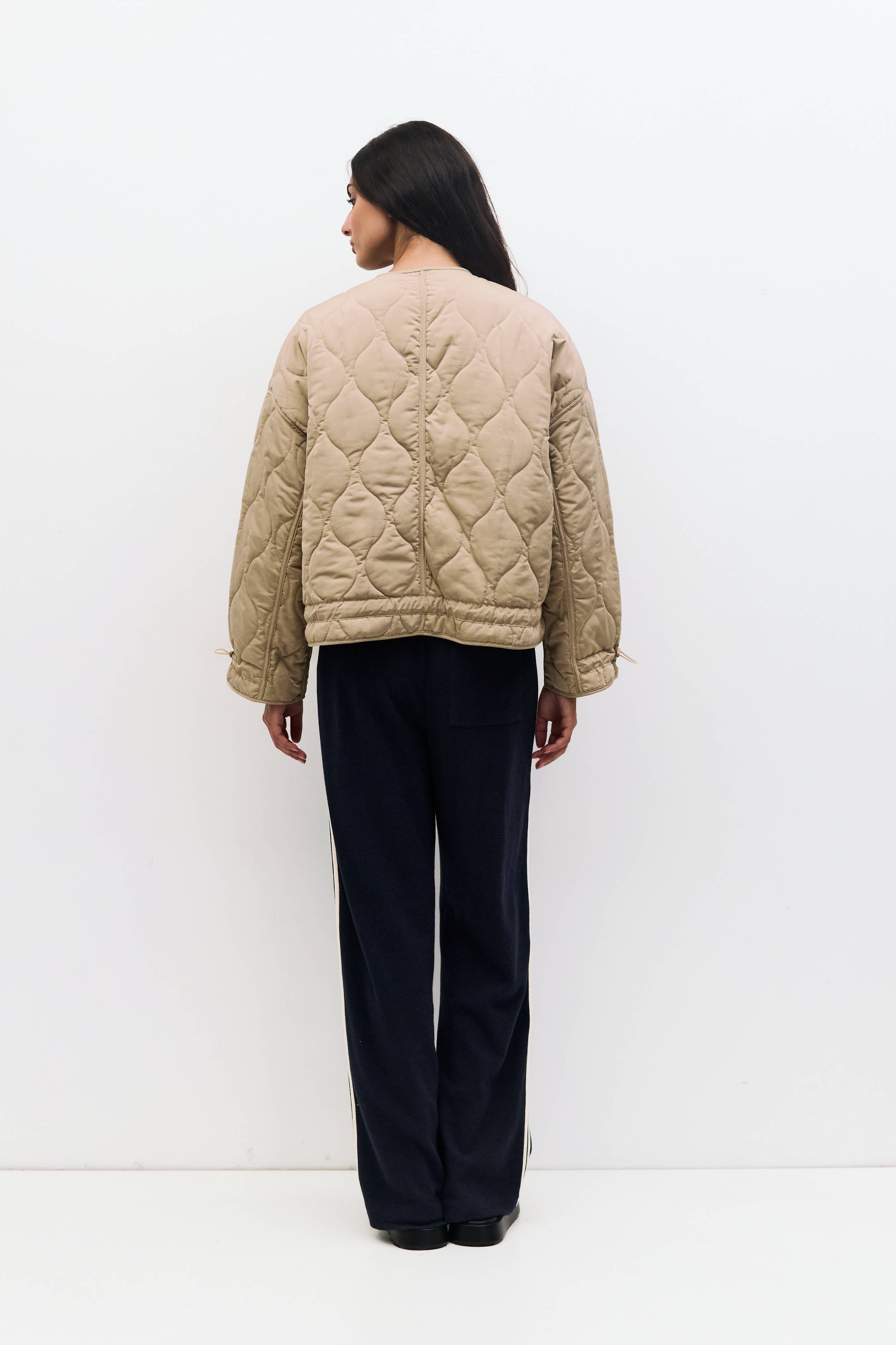 MOD REF – Großhandel Jacke – Damen – The Kara Jacket | Gesteppte Jacke mit Reißverschluss15