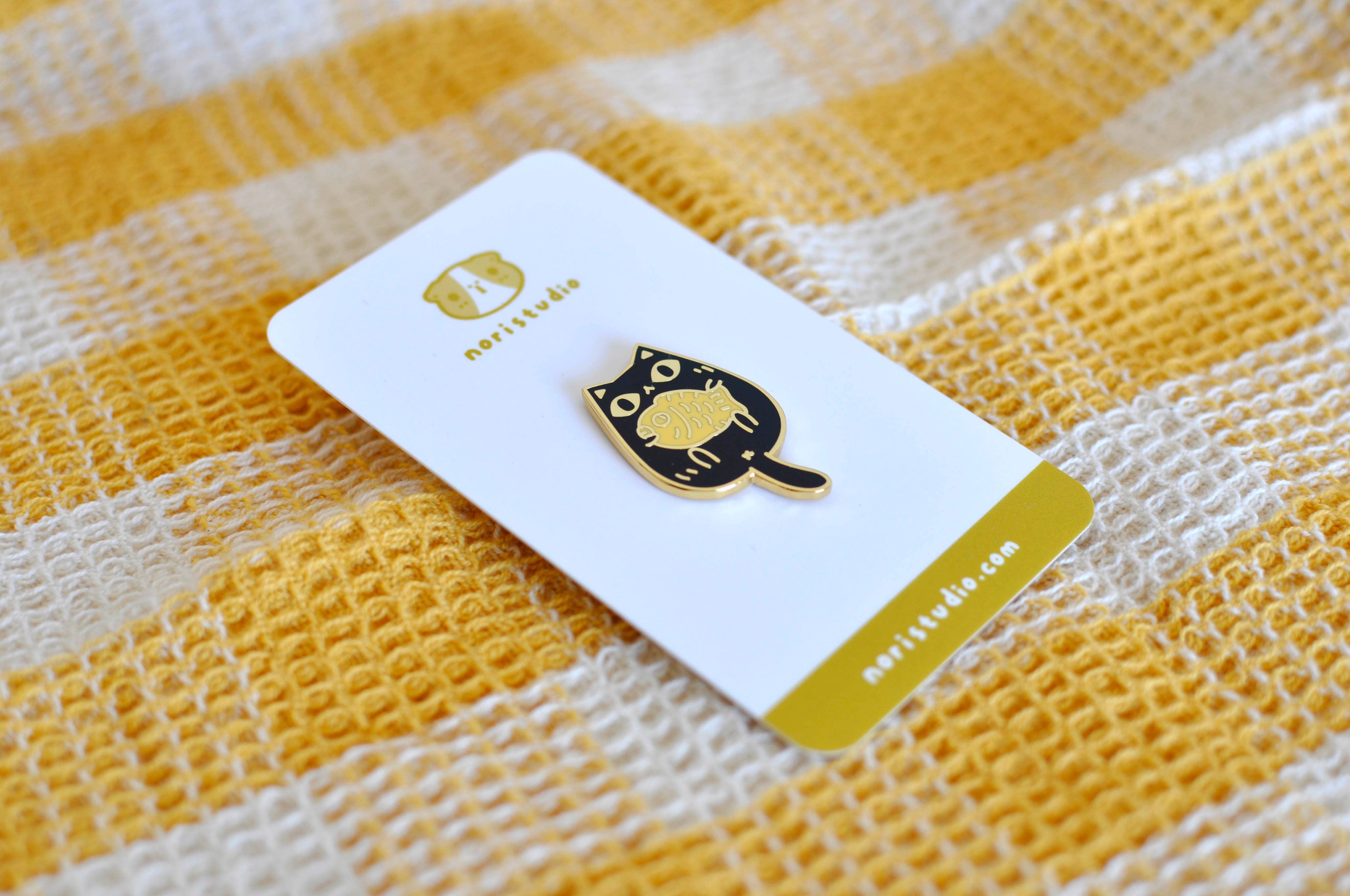 Noristudio - Wholesale Lapel Pin/Button - Black - 18K Gold Plated Taiyaki Cat Enamel Pin2
