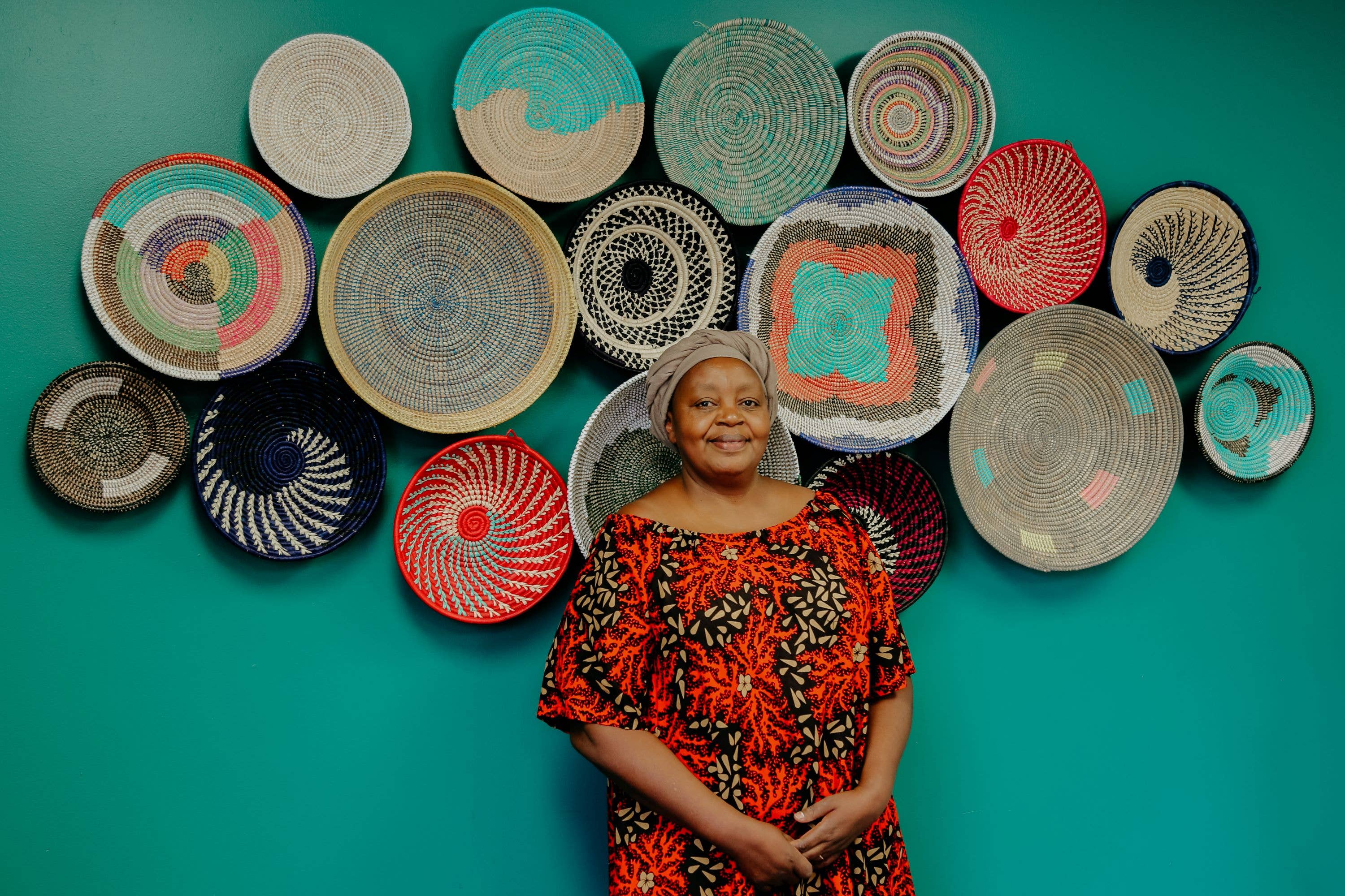 Gitzell FairTrade – wholesale Dekorativ tallrik/fat/skål – Afrikansk väggkorg/skål, sött gräs, flerfärgad13