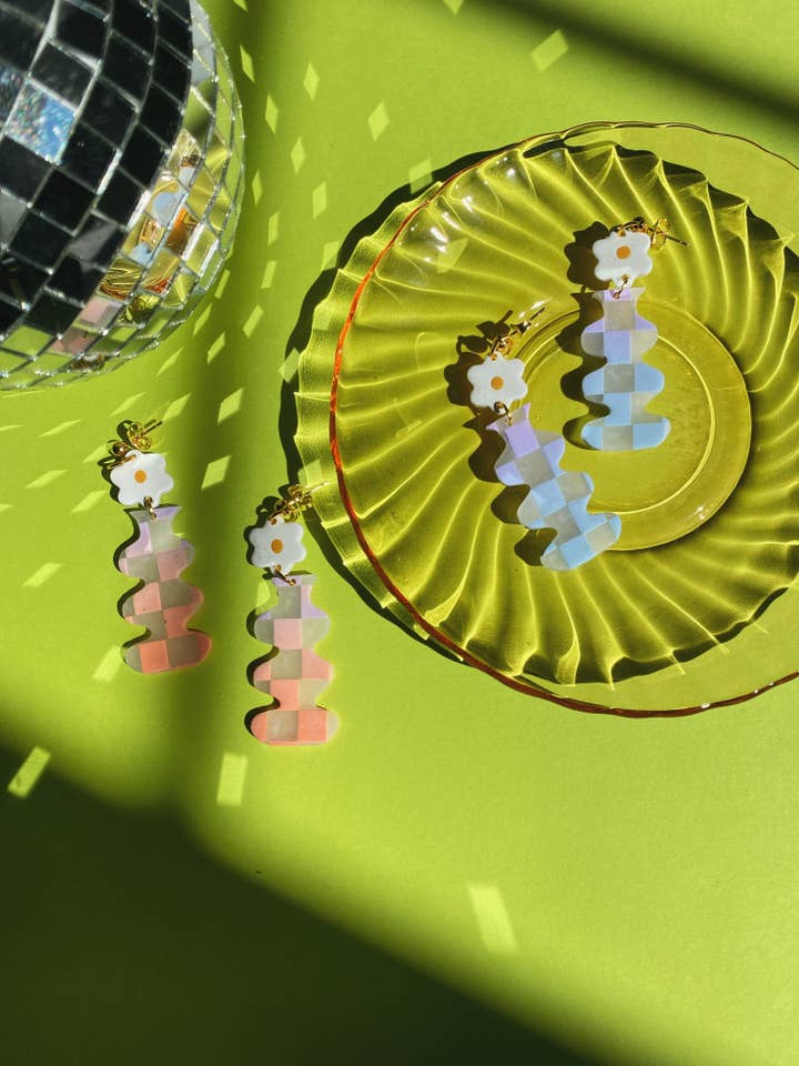 Squiggly Vase Daisies for wholesale by Sumaq