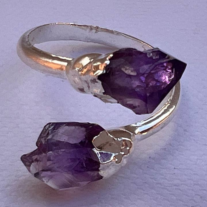 Bague à double pointe brute en améthyste violette d'Uruguay pour la vente par La Amatista