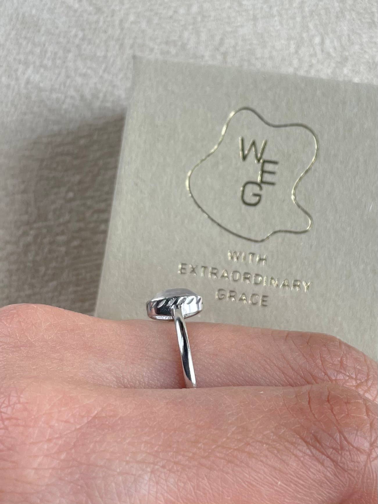 With Extraordinary Grace - Vendita all'ingrosso Anelli con pietra singola/solitario - Anello regolabile in argento sterling con pietra di luna2