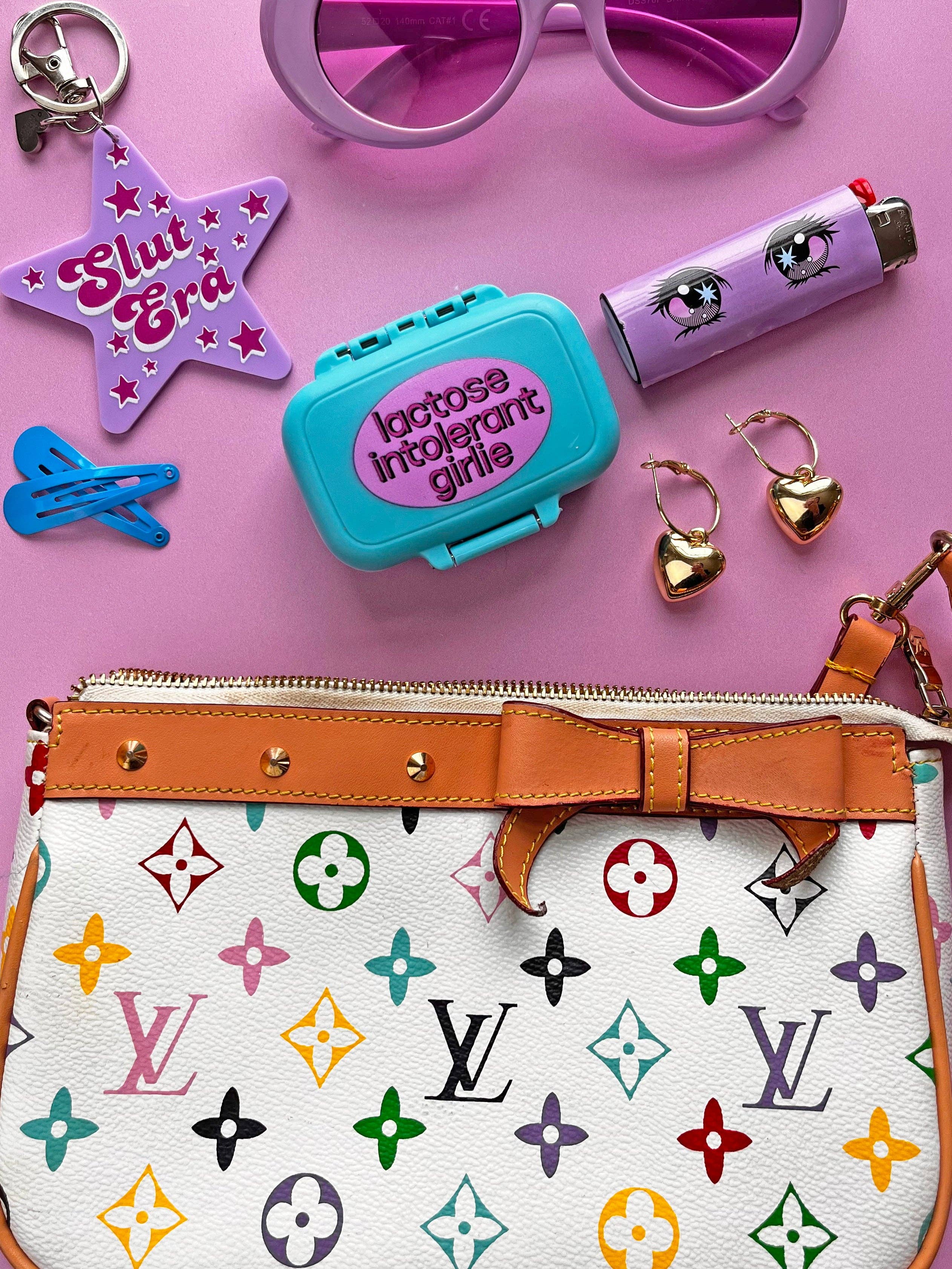 A Shop of Things - Venta al por mayor Pastillero - Estuche para pastillas 'Lactose Intolerant Girlie'2