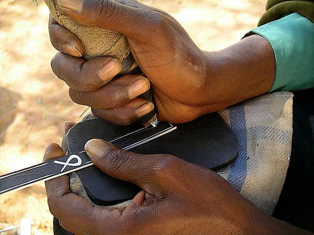 UNTIL THERES A CURE FOUNDATION – wholesale Manschettarmband – Handsnidad afrikansk konst armband6