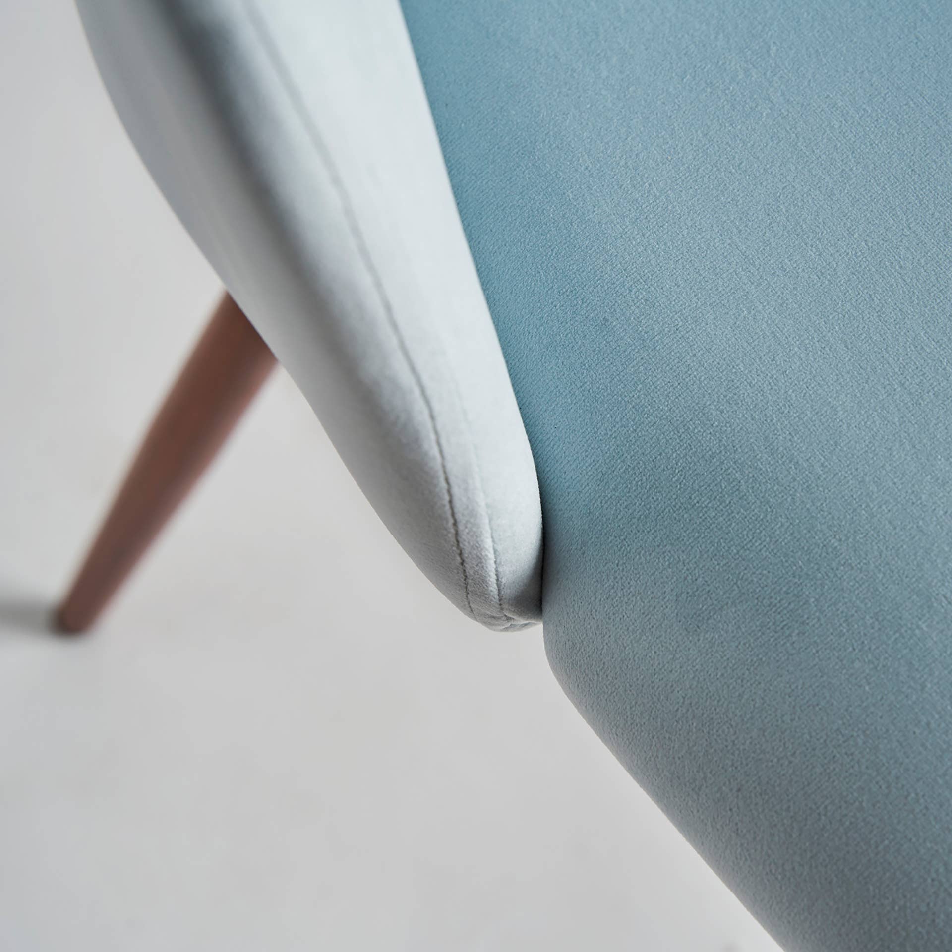 Kodu - Wholesale Chair - Blue velvet chair measuring 50x55x75cm5