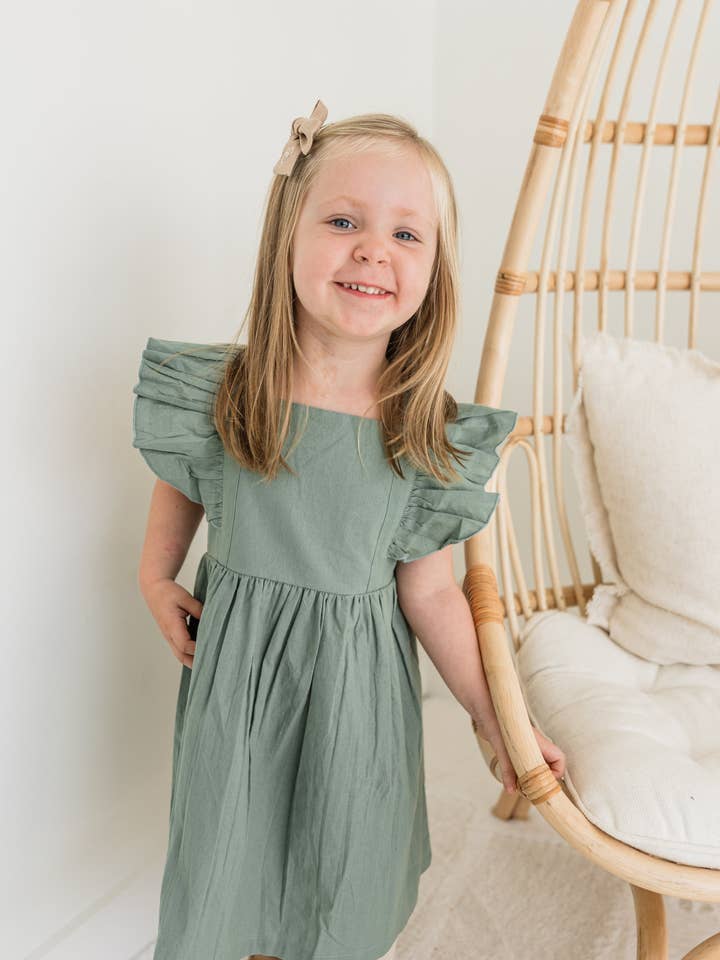 Abito arricciato a tinta unita verde salvia con volant e schiena a vogatore. per la vendita all'ingrosso da parte di Yo Baby