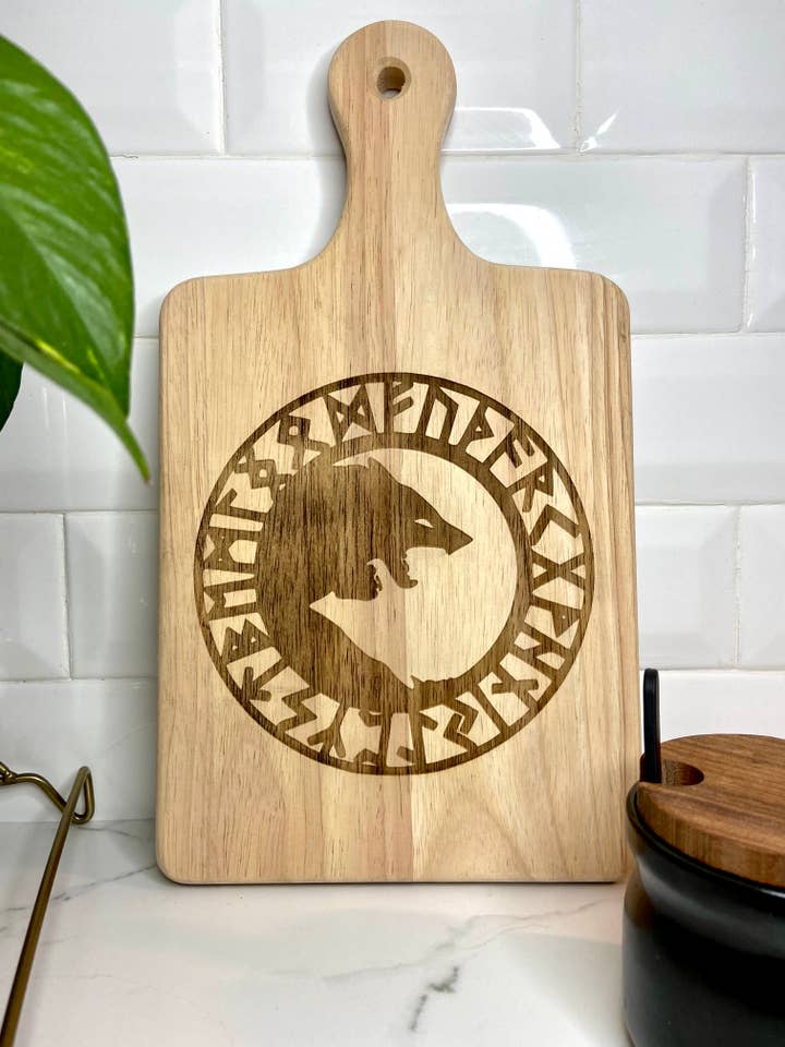 13 Zoll großes Wurstschneidebrett mit Runenkreis-Gravur und Wolf für den Großhandel von Three Witches Tea Shop