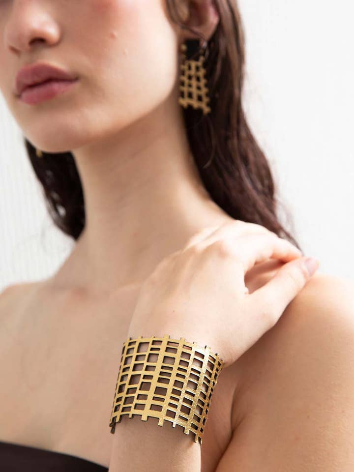 Scarlett Manchetarmbånd - Guld* for engroshandel hos Iskin Sisters