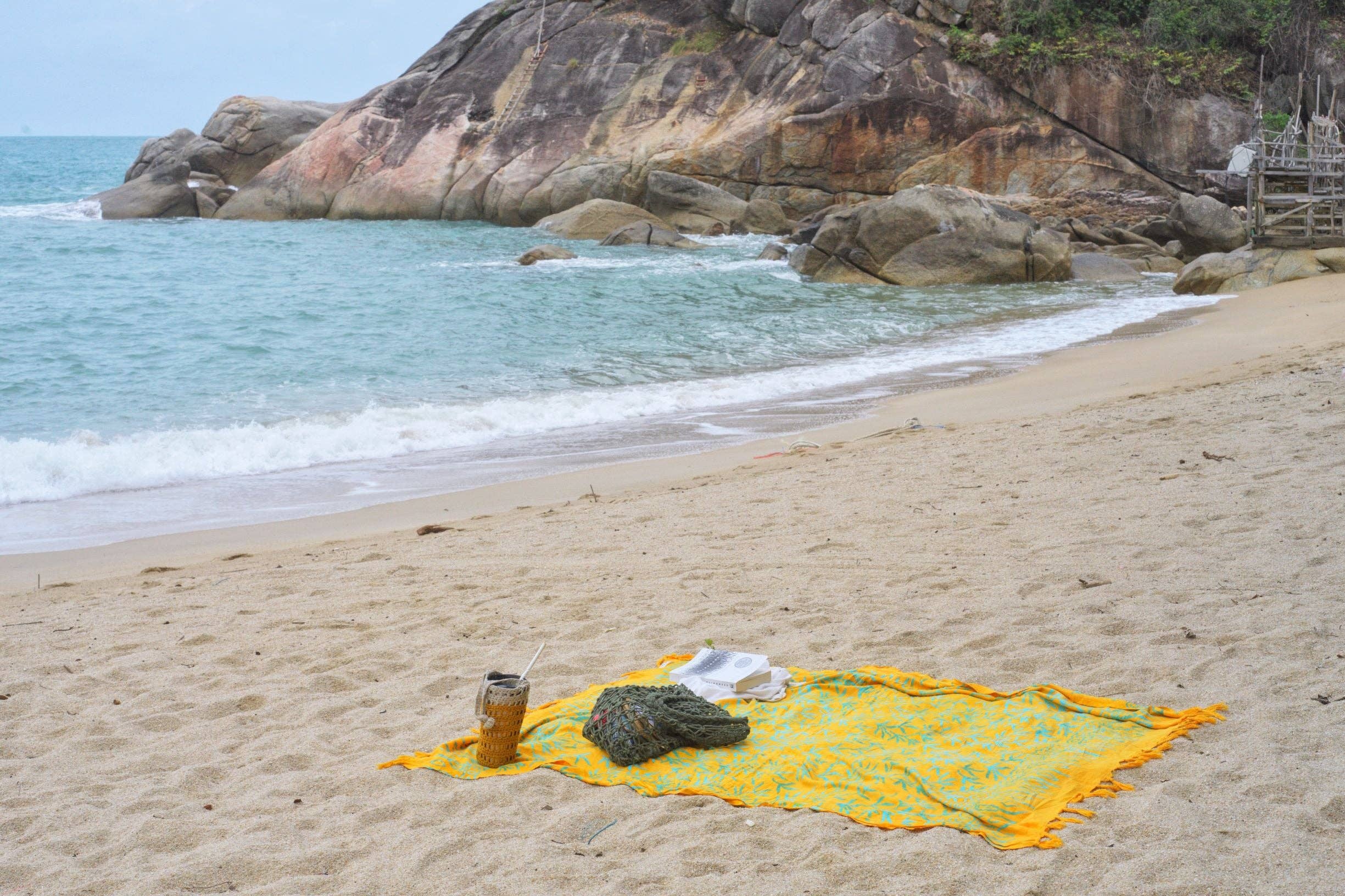 YUMI & KORA – Engroshandel Strandbadekåbe – Dame – Yellow batik sarong med blåt sivemønster - LANTA REEF11