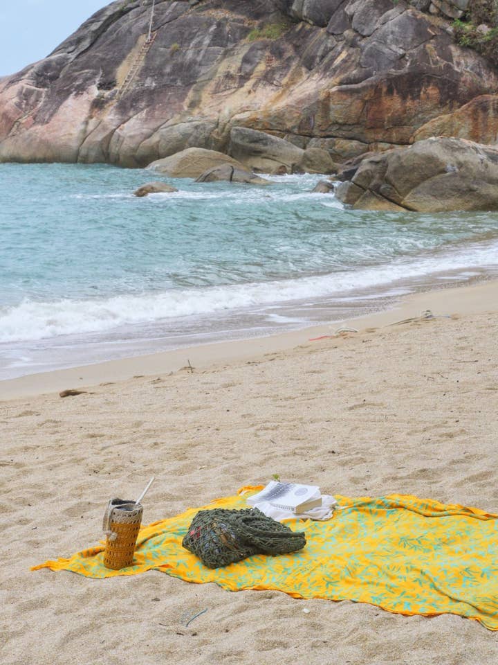 YUMI & KORA – Engroshandel Strandbadekåbe – Dame – Yellow batik sarong med blåt sivemønster - LANTA REEF11