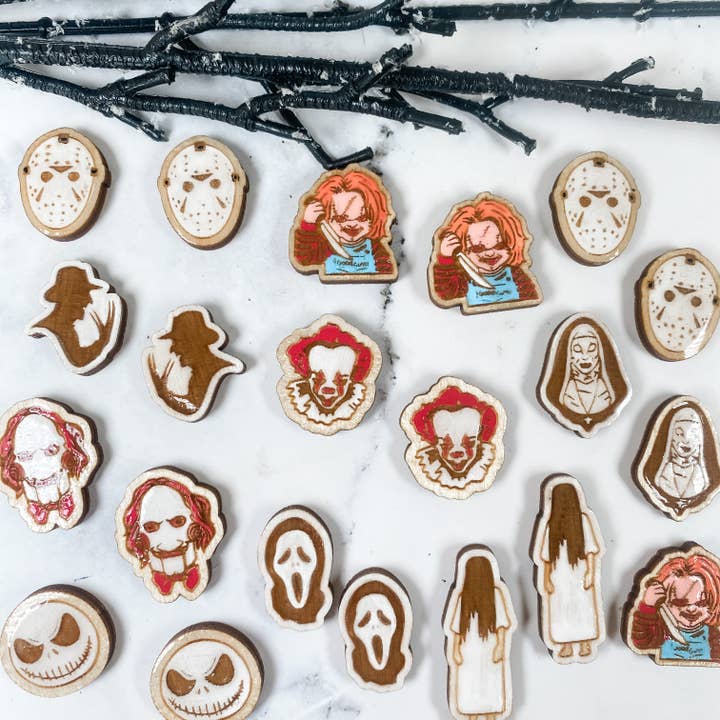 Boucles d'oreilles à tige avec personnages d'horreur d'Halloween pour la vente par Natalie Fox Studio