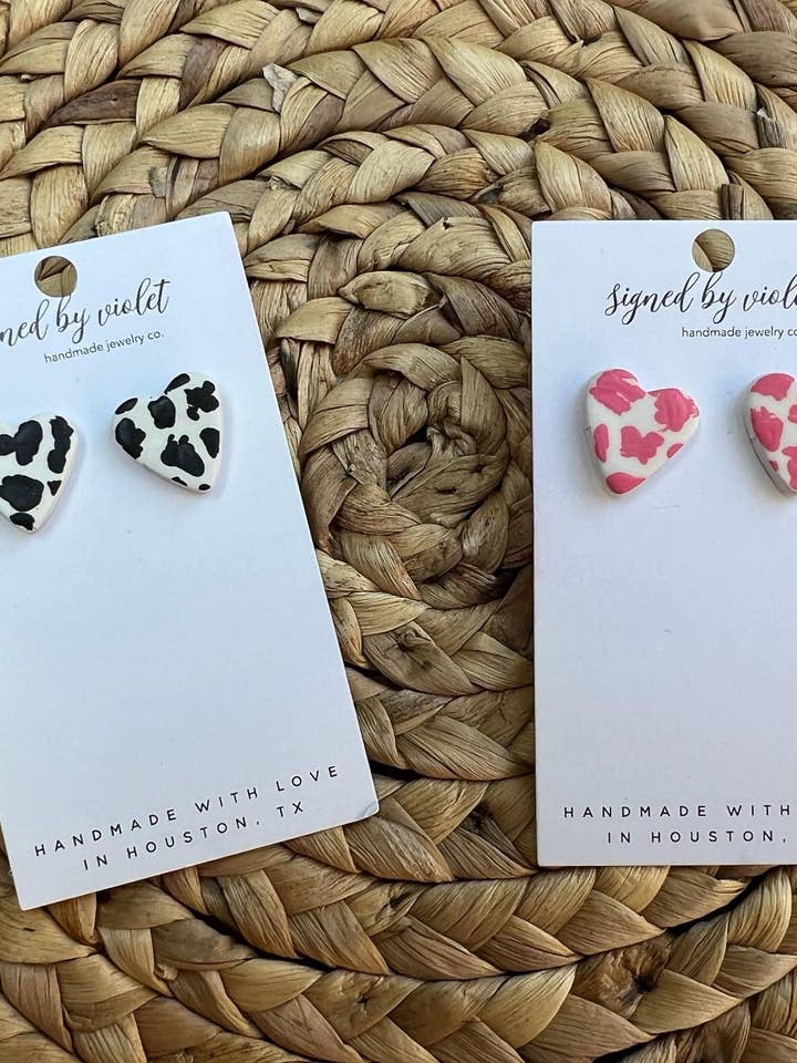 Mini Heart Cow Print Studs for engroshandel hos Signed by Violet
