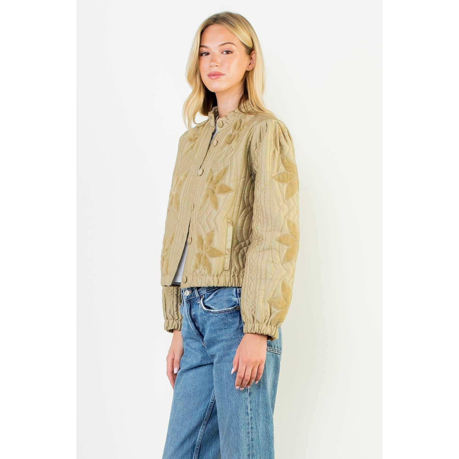 OLIVA Giacca trapuntata con dettagli floreali in velluto in vendita all'ingrosso su Faire1