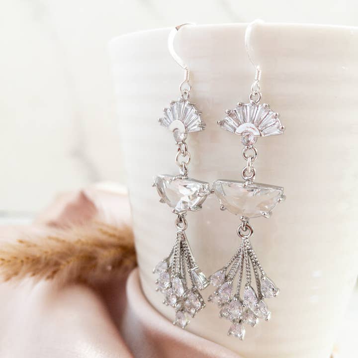 Ljuskrona Örhängen Silver Art Deco Statement Örhängen Cryst för wholesale av YSM Designs
