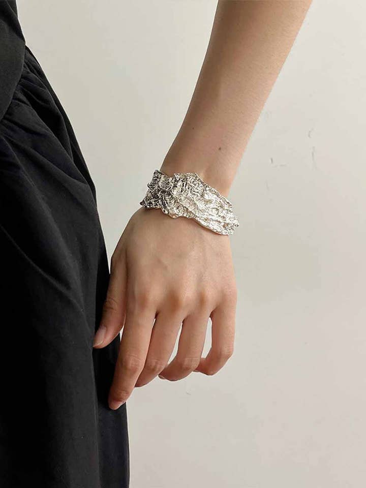 Bracciale in Metallo Irregolare e Stropicciato di Lusso per Donne per la vendita all'ingrosso da parte di Sweetkama