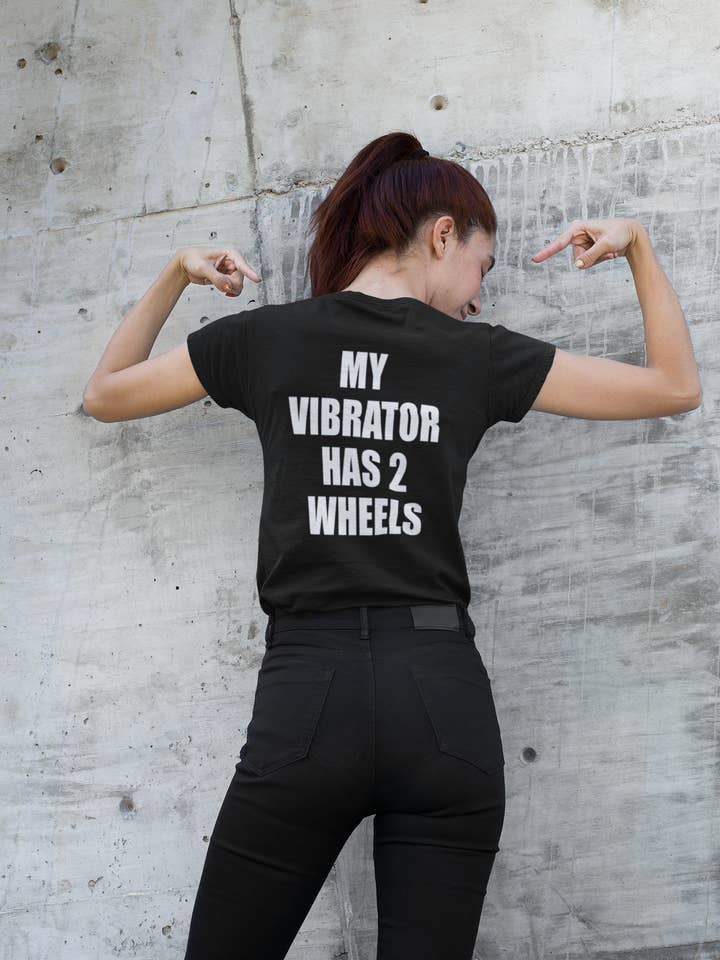 Min vibrator har 2 hjul, motorcykelbikerkläder t-shirt för wholesale av Wickedly Divine Shop