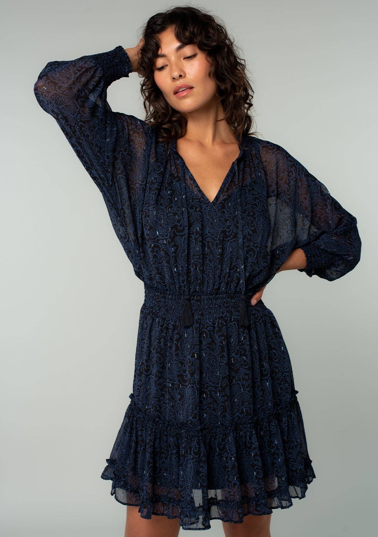 Noir/Bleu Mini-robe à plusieurs niveaux à manches Dolman en cachemire en vente sur Faire1