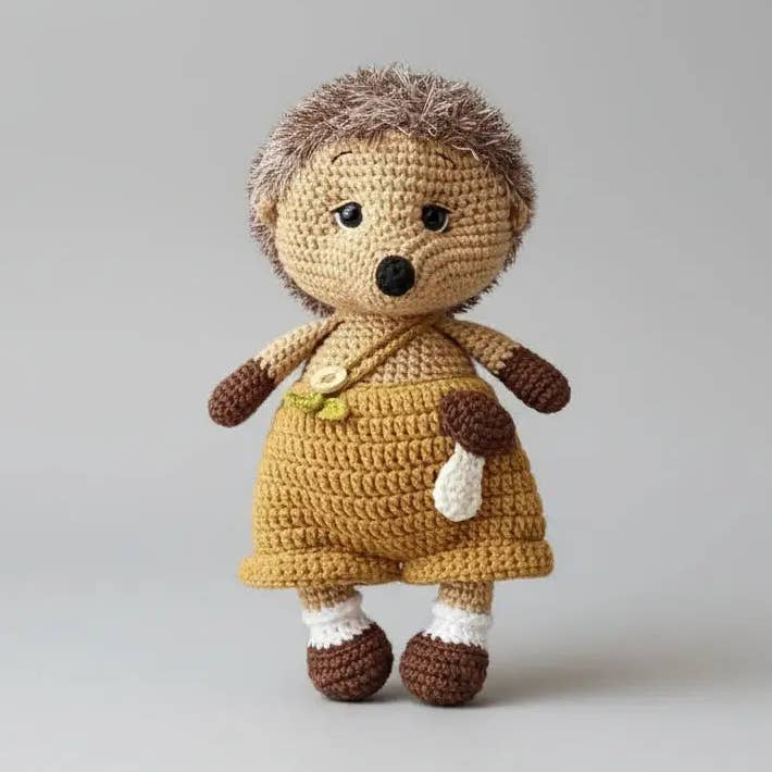Hækl sød pindsvin i sennepsfarvet jumpsuit legetøj for engroshandel hos Joy Gift London