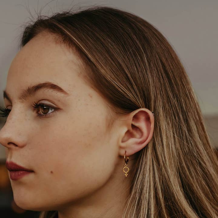 A Worthy Brand – brincos huggies por atacado – Brincos feministas - símbolo feminino Huggie Hoops5