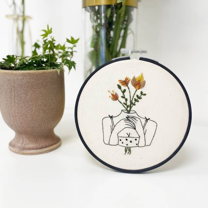 Stitch with Skye – Engroshandel Broderitilbehør – 'blomstre' Feministisk inspireret broderi Kit