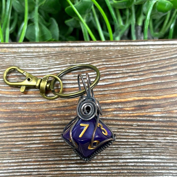 Draht gewickelt D10 Würfel Schlüsselanhänger zufällige Farben für den Großhandel von Handmade by Marlayna