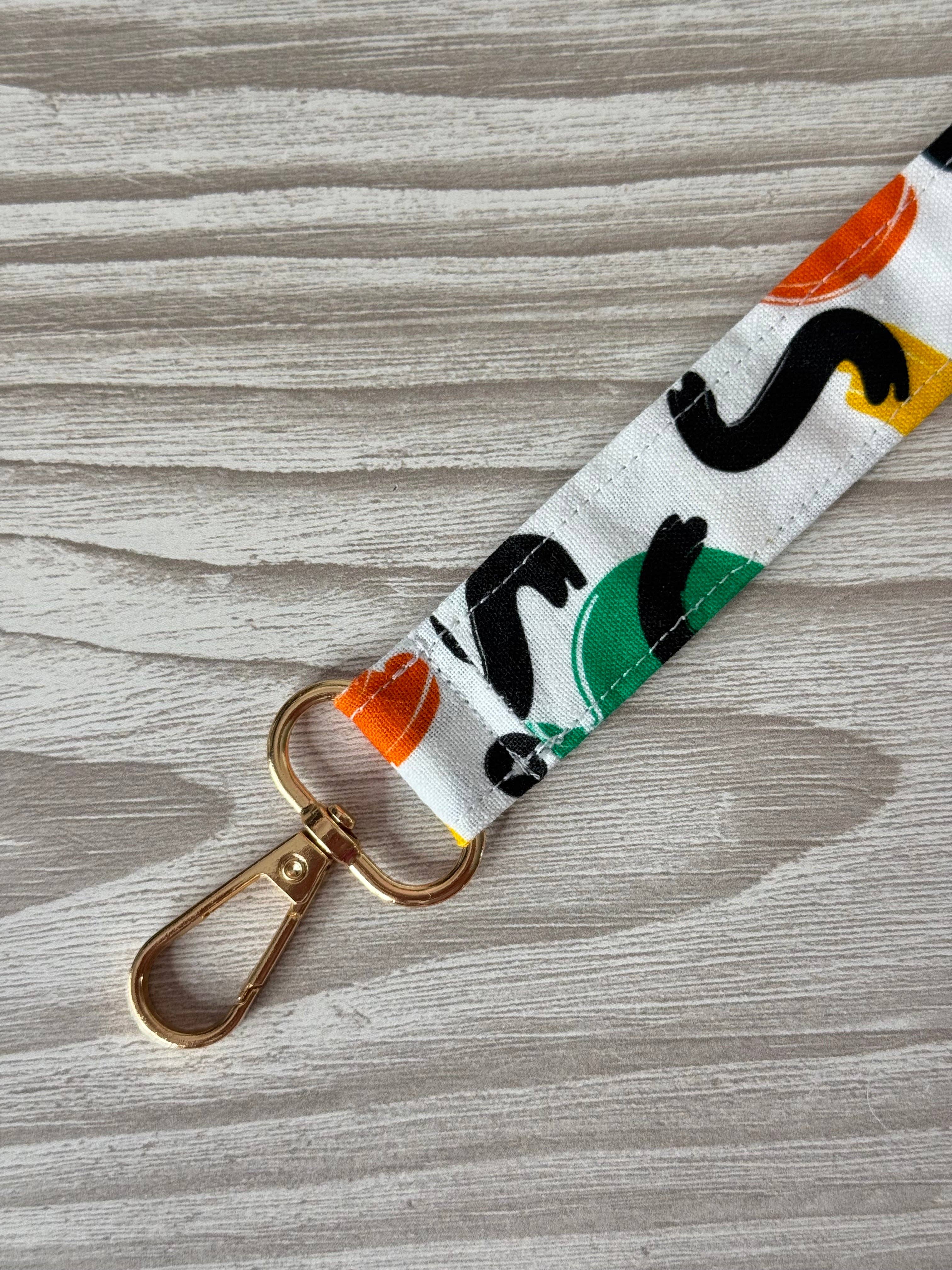 Emily's Weaving – wholesale Knitting/Crochet Supplies – White Yarn Spinner with Abstract Wristlet5