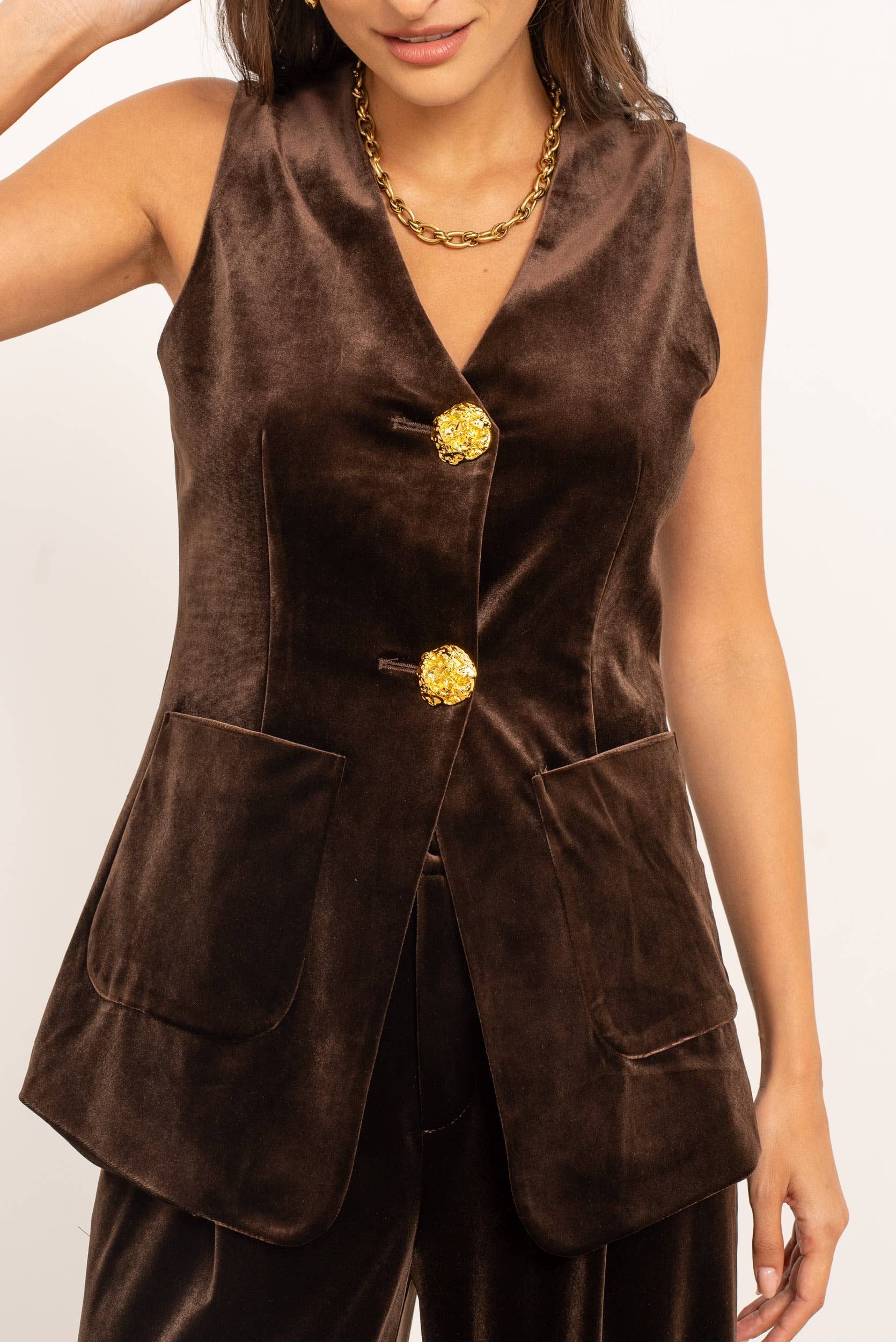 Attentif Paris – Engroshandel Habitvest – til kvinder – Lang velourvest med guldknapper9