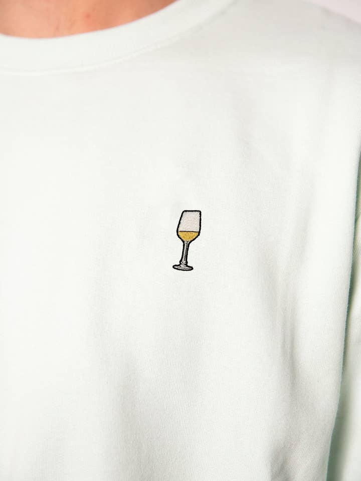 Witte wijn | Geborduurde herentrui van biologisch katoen voor wholesale door Fashion Drinks