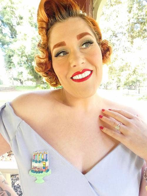 Lipstick & Chrome - Vente Broches - Broche Gâteau d'Anniversaire "Slice, Slice Baby" par Lipstick & Chrome x Club Eggie9