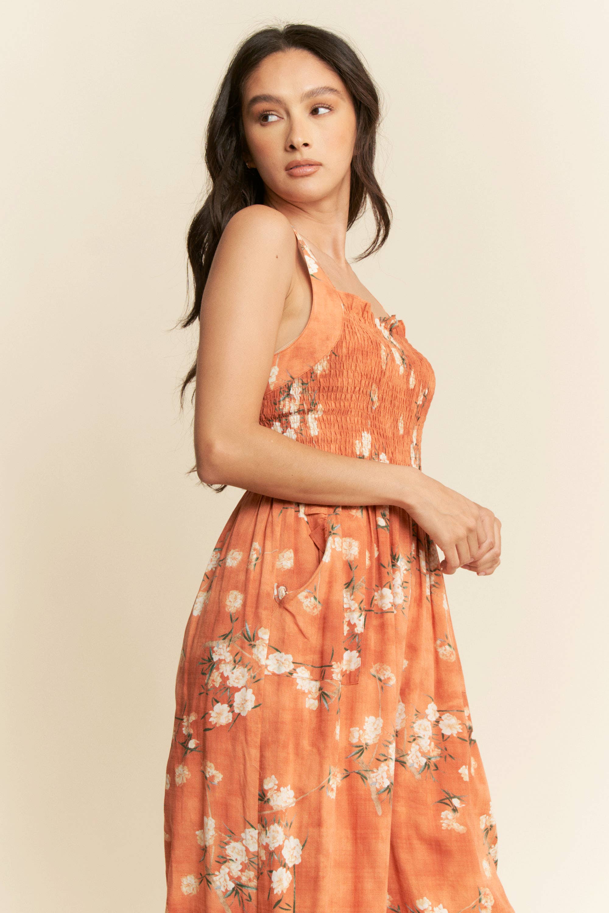 Davi & Dani – wholesale Jumpsuit - Dam – PLUS BLOMMÖNSTRAD JUMPSUIT MED VOLANGDETALJ2