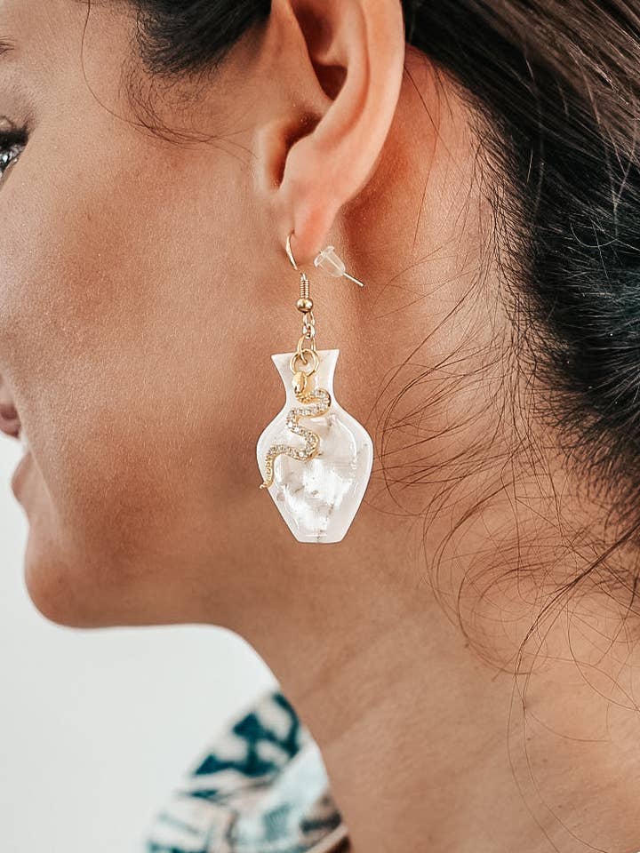 Breloque serpent vase laiteux pour la vente par Zazzling Boutique