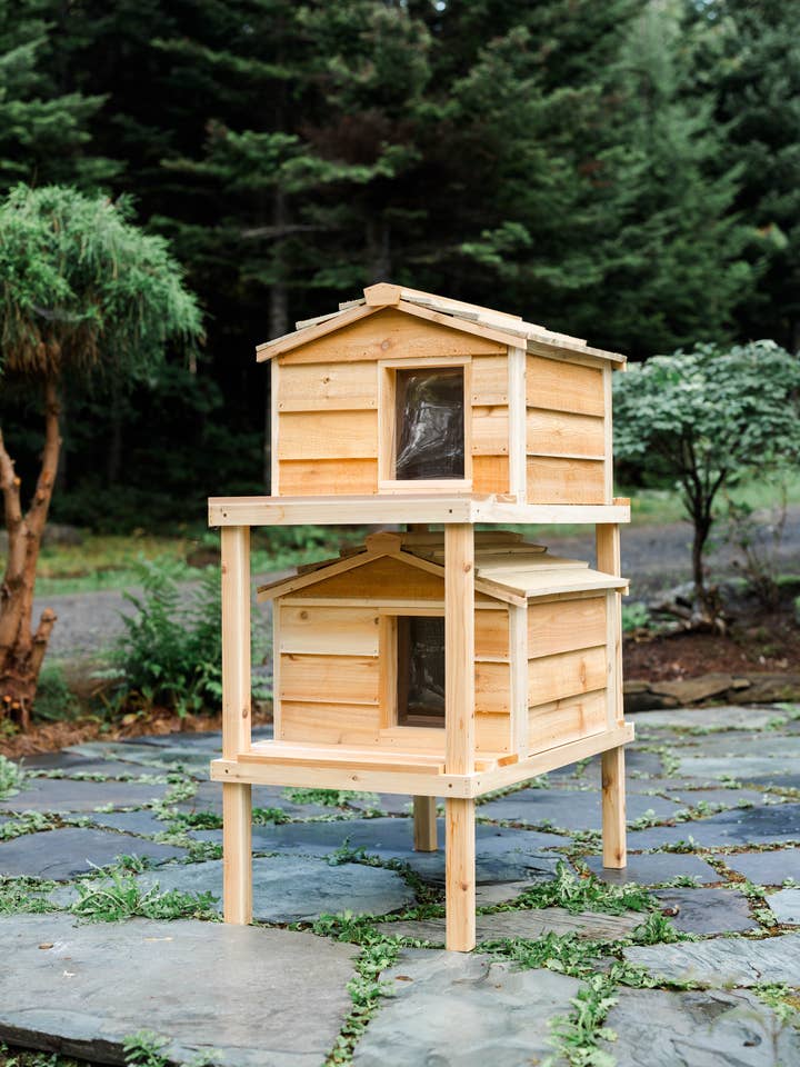 Maison pour chats à deux étages d'extérieur pour la vente par UnderCover Pet Houses
