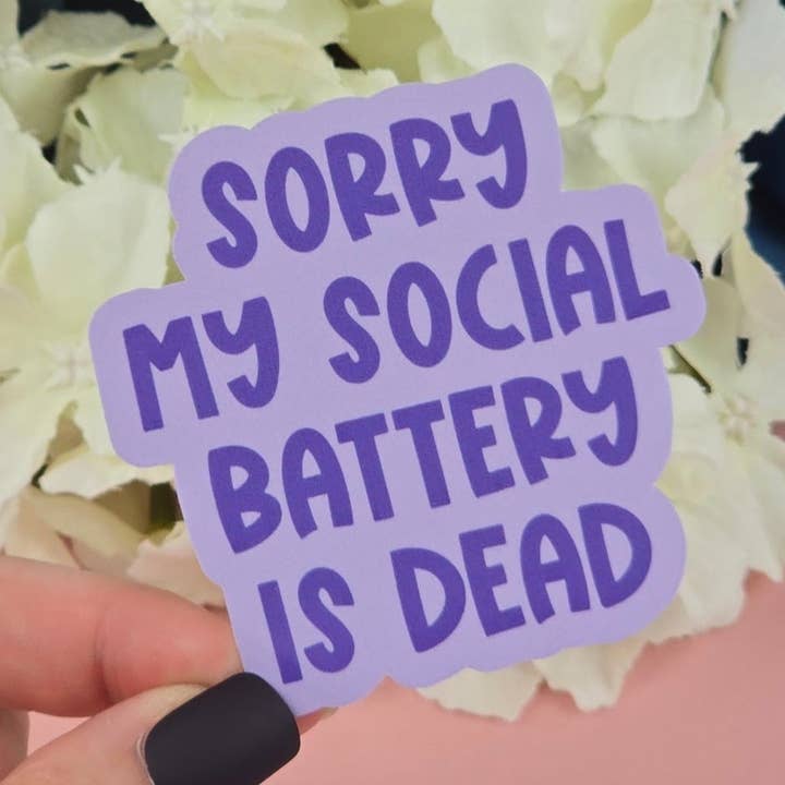 Vandtæt klistermærke - Mit sociale batteri er fladt Enkelt klistermærke - Sarkastisk klistermærke - Sjovt klistermærke - Frækt for engroshandel hos The Grumpy Tortoise