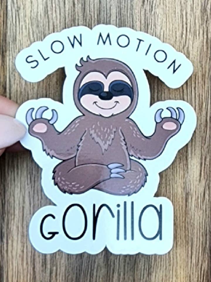 Adesivo Gorilla al rallentatore, adesivo bradipo, adesivo Snarky, adesivo sarcastico, adesivo divertente, adesivo gioco di parole, adesivo in vinile per la vendita all'ingrosso da parte di Fyg & Company, LLC