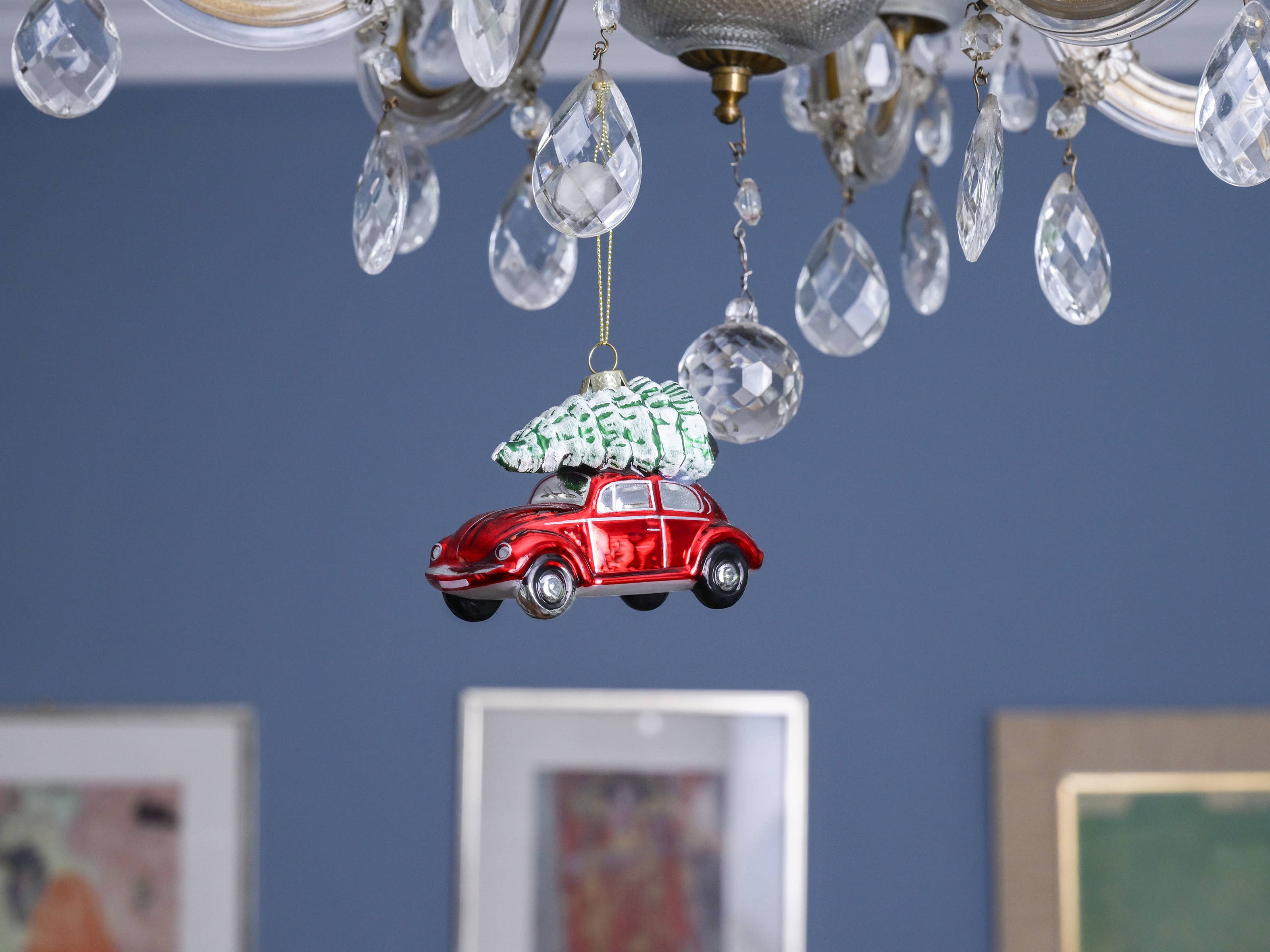 VW Collection by BRISA – Großhandel Verzierung – VW Käfer Glasdekoration Weihnachtsornament - RD mit Baum3
