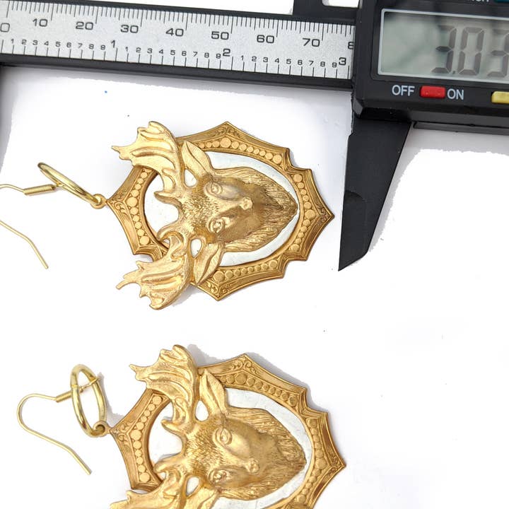 Gay Isber Designs – Großhandel Ohrhänger – 3D-Ohrringe mit Hirsch oder Elch auf einem Messingrahmen, Gay Isber, Geschenktüte, USA Brass, Größe XL, Damen2