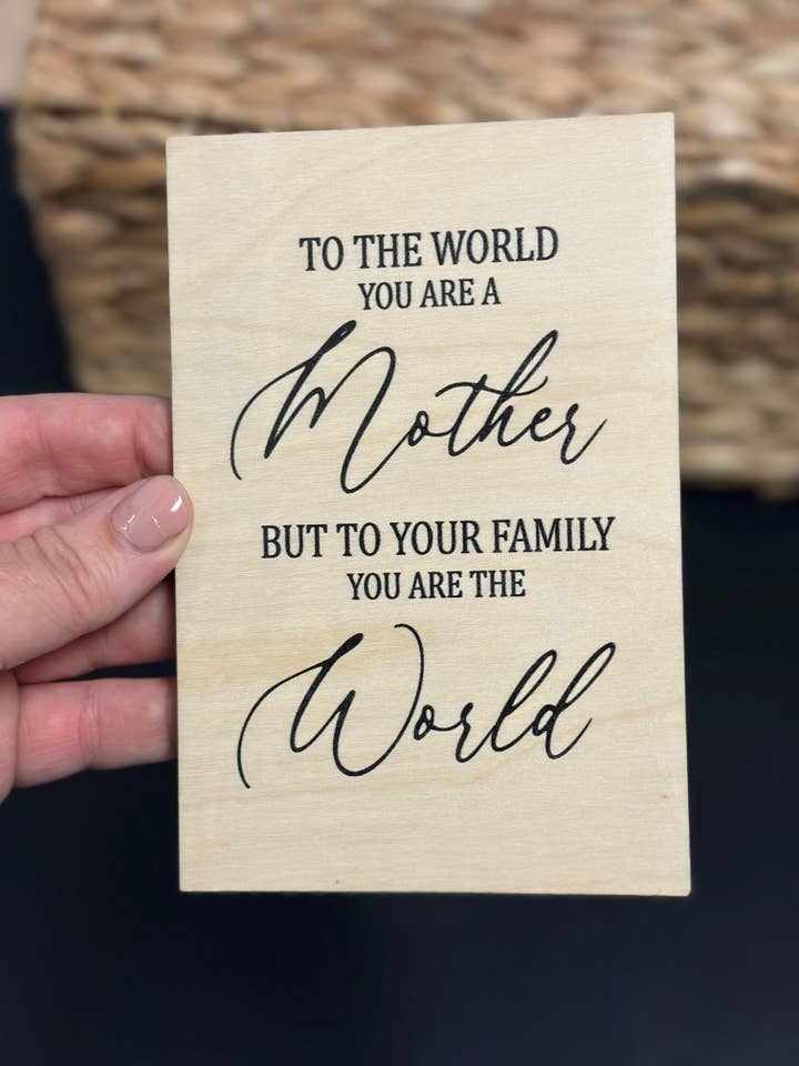 Til verden er du en mor trælykønskningskort for engroshandel hos Teele and Co.