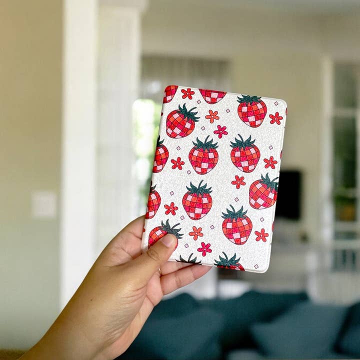 Étui Kindle Disco Fraises avec Dos Transparent et Poignée pour la vente par Market by Mari