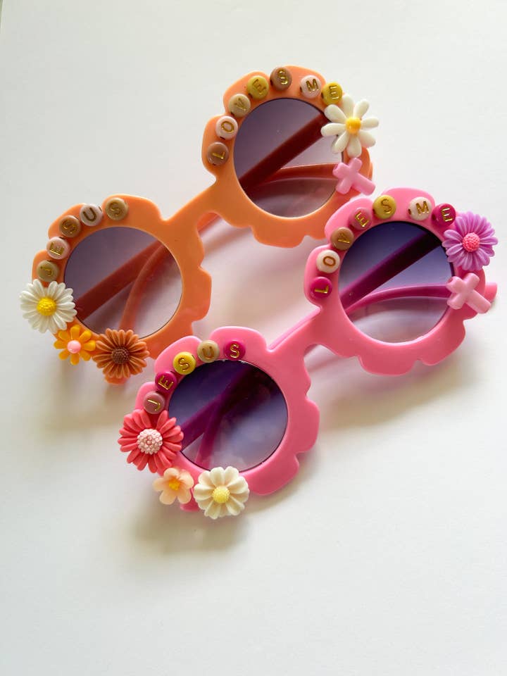Blommig Jesus älskar mig Sunnies för wholesale av Maganda Connections