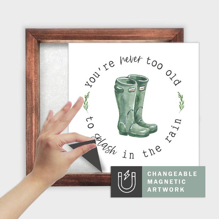 Inserto Decorativo Magnetico Stagionale per Insegna Intercambiabile (Medio): Mai Troppo Vecchio | Primavera | Insegna Magnetica Vuota Venduta Separatamente per la vendita all'ingrosso da parte di Simpler Seasons Decor