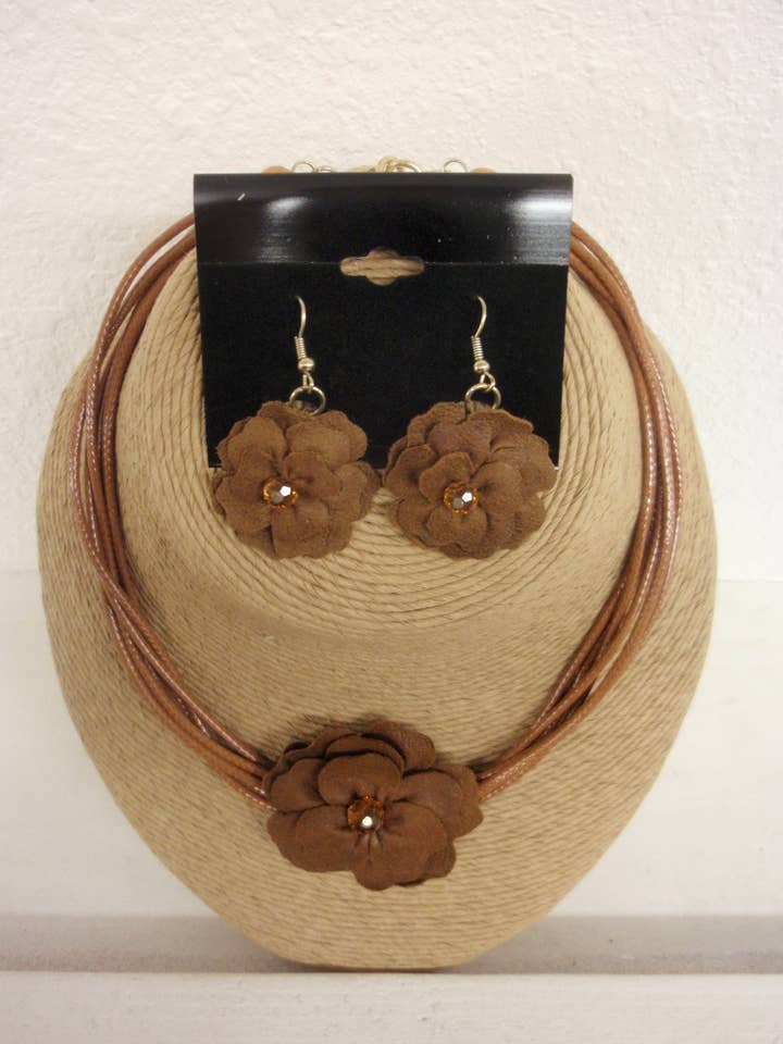 CORDON CIRÉ BRUN À 6 BRINS AVEC PENDENTIF EN FORME DE FLEUR EN CUIR pour la vente par International Duru's