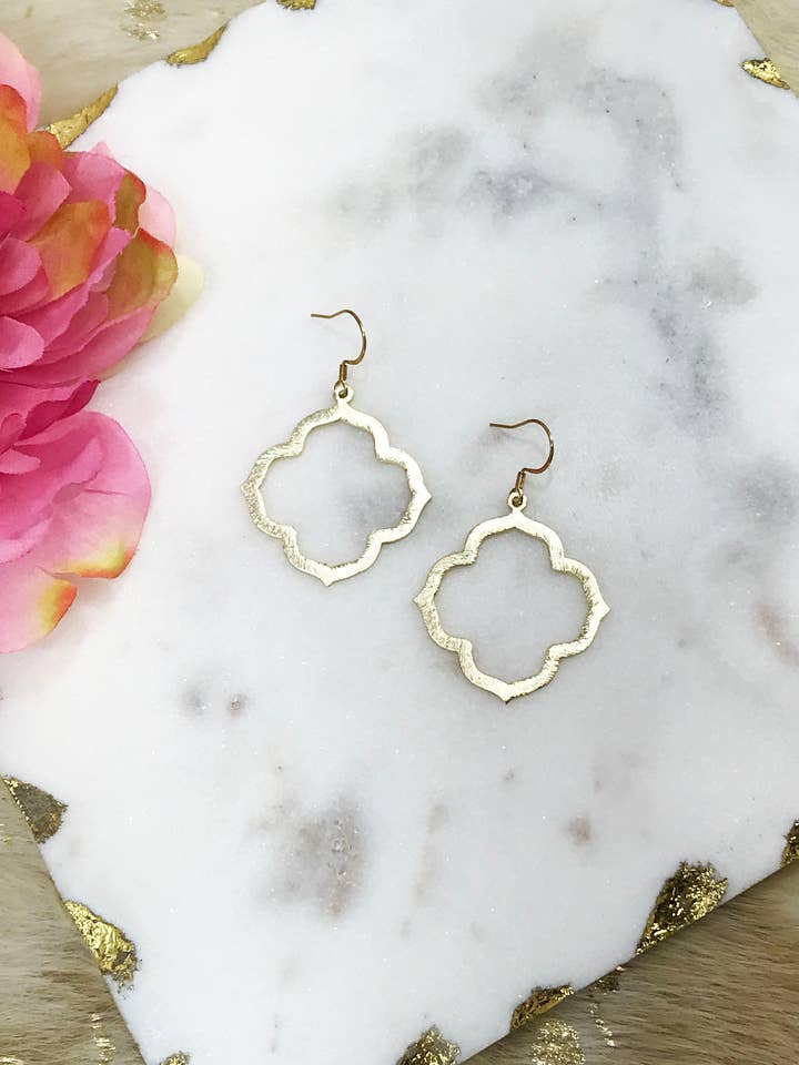 Guldkløver vedhængsøreringe - E19-4763 for engroshandel hos Magnolia & Peach Jewelry Boutique, LLC