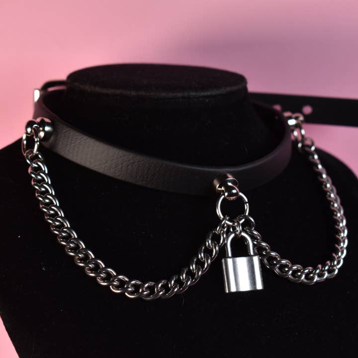 Coleira preta fechada de biothane para o Dia dos Namorados 2025 por atacado de Naughty Pawsies