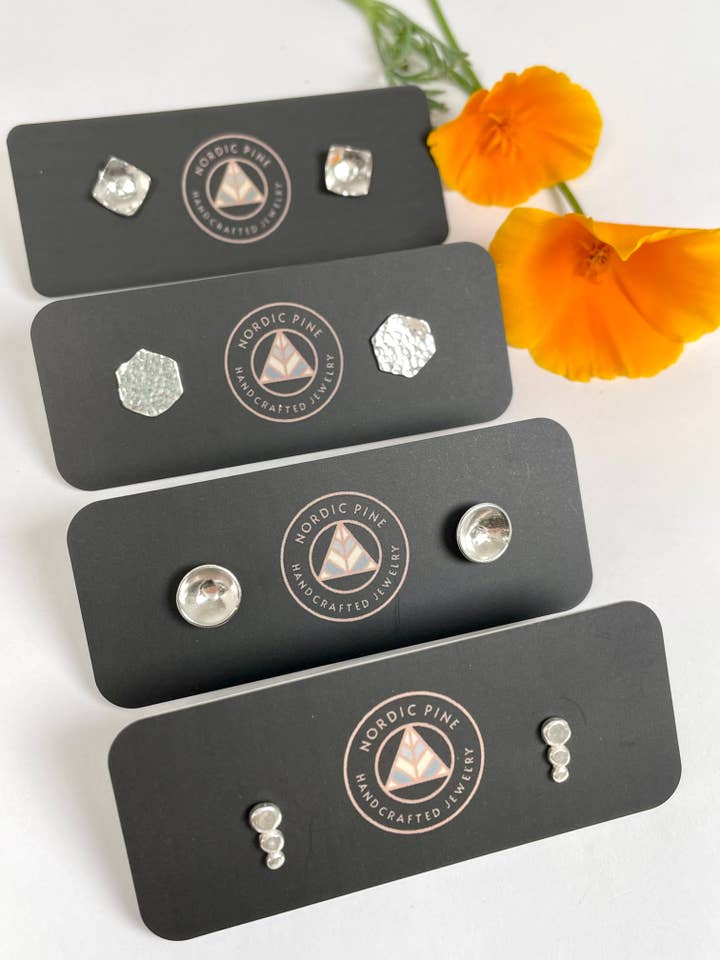 Kombinieren Sie Ohrstecker aus Sterlingsilber, aus der Kollektion „Live Your Life“ für den Großhandel von Nordic Pine