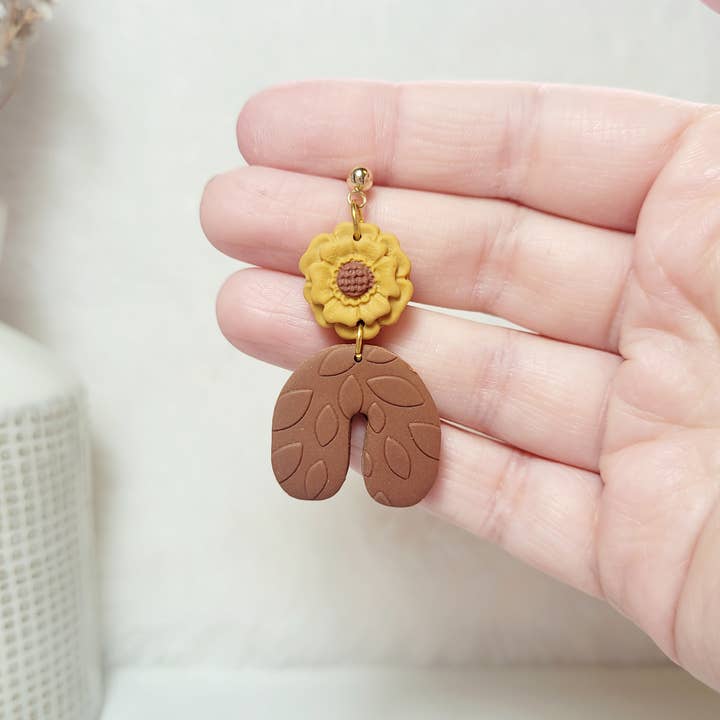 Spiegel Clay - Wholesale Dangle Earrings - Arch with flower dangles3