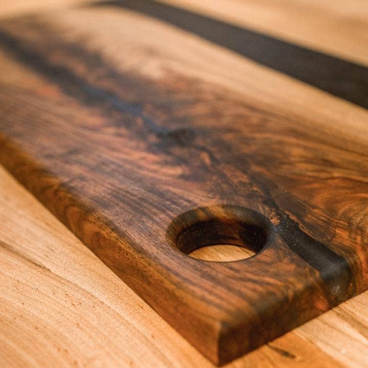 Resinate Exotic Furniture - Vendita all'ingrosso Taglieri per formaggio - Tagliere in noce con bordo naturale e resina epossidica0