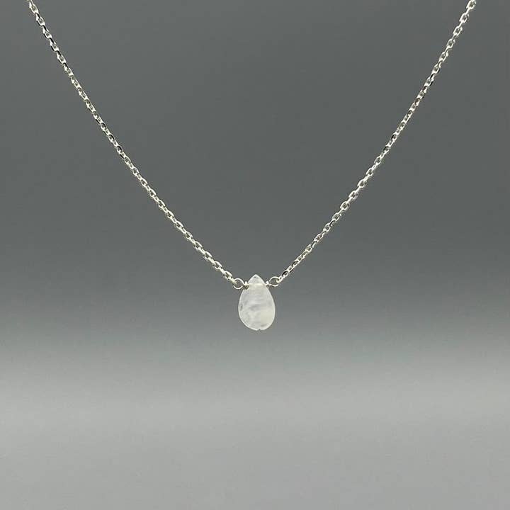 Something Silver – Großhandel Kette mit Anhänger/Charm – Zarte Tropfen-Edelstein-Halskette6